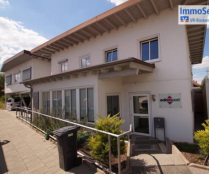 Mietangebot Hersbruck: Gepflegte Bürofläche auf ca. 85 m², 2 Stellplätzen und zusätzlichem Lager.