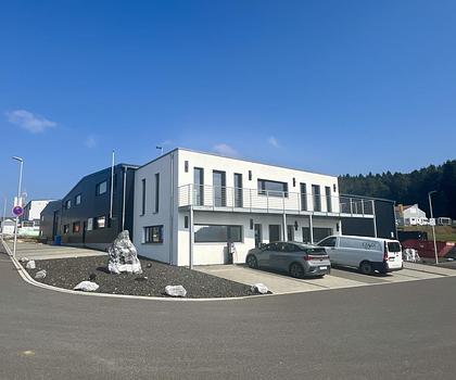 Neuwertige und moderne Gewerbehallen an der A6