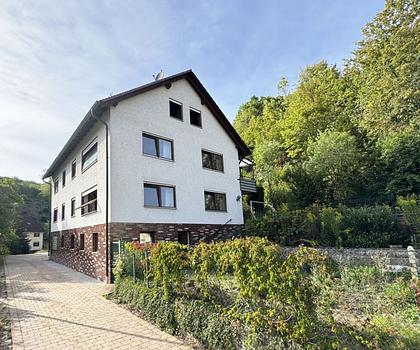 Sonnenverwöhntes Zweifamilienhaus mit tollem Ausblick und Ausbaupotenzial in Buttenheim/Tiefenhöchstadt