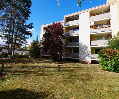 IDEALE 2-Zi.-ETW zur Kapitalanlage +
Bad mit Fenster + Loggia + separate Küche + ruhige Lage
