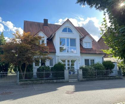 Stattliches Zweifamilienhaus in idyllischer Lage ...
