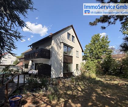 Wohnen mit Urlaubsgefühl: 3-Familienhaus mit Pool und Garten in Worzeldorf