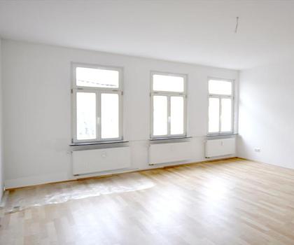 Stilvoll wohnen im Altbau – kernsanierte Wohnung mit großzügigen, hellen Räumen, hohen Decken und optionaler Garage