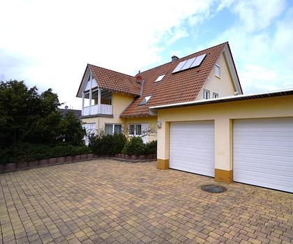 Großzügiges 3-Familienhaus mit Doppelgarage in ruhiger Ortslage