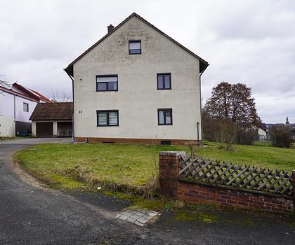 2-Familien-Haus mit großem Grundstück in ruhiger Lage