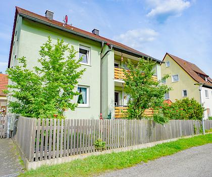 Sehr gepflegtes Zweifamilienhaus in zentraler, ruhiger Lage mit Ausbaupotential im Dachboden