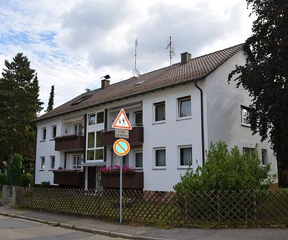 *Unterasbach - 2-Familien-Doppelhaushälfte - 1 Whg. frei - Garten - Garagen - DG zusätzlich ausbaufähig*