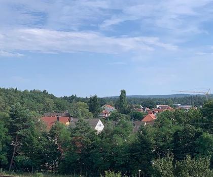 Schöne Aussicht ... 
Modernisierte 3 Zimmer- Wohnung mit Loggia 
und KFZ- Stellplatz 