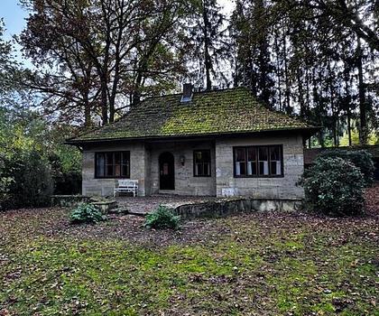 Einzigartiges Einfamilienwohnhaus am Dechsendorfer Weiher (Sanierungen sind erforderlich)