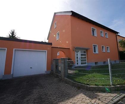 SANIERTES 3-Familienhaus + 2 FREIE Wohnungen + 1 Mieteinnahme + 2 Garagen + Ruhige Lage