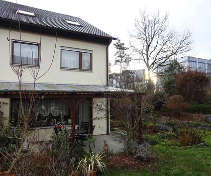 Großzügiges Reiheneckhaus mit Garage und schön angelegtem Garten in Nürnberg-Langwasser