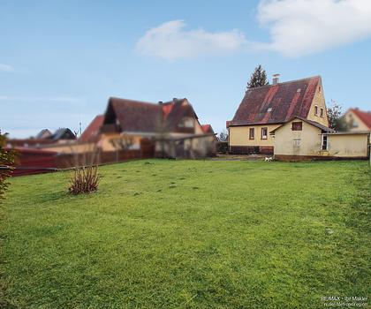 Herrliches und großes Grundstück mit Bestand zum Sanieren oder Abreisen