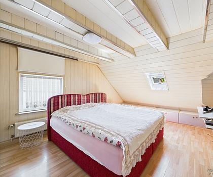 * Offene Besichtigung am Samstag, 11.10.2025 um 11.30 Uhr * - Zweifamilienhaus mit 9 Zimmern