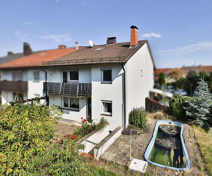 Kleines Reiheneckhaus auf großem Grundstück mit Garage in St.Leonhard