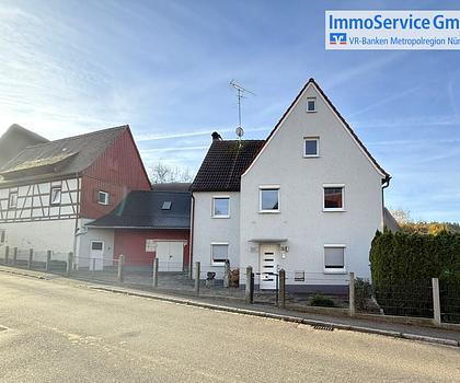 Vielseitig renoviertes Einfamilienhaus mit großem Nebengebäude und Garage.