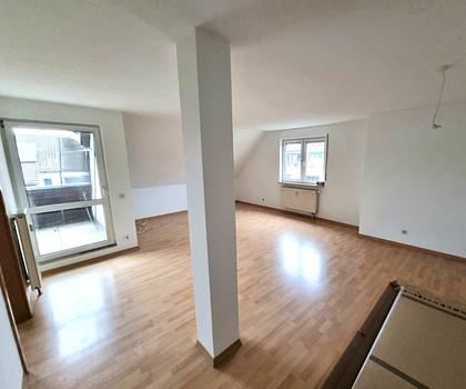 Großzügige 4 Zimmer- Dachgeschoss - Wohnung