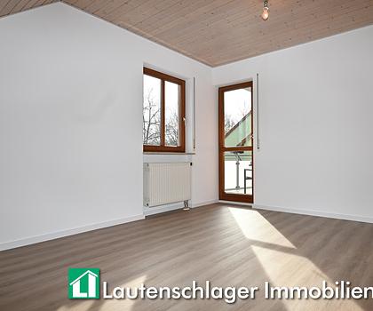 In neuem Glanz! Renovierte und großzügige 3-Zimmer-Wohnung mit 2 Stellplätzen in Neumarkt-Woffenbach