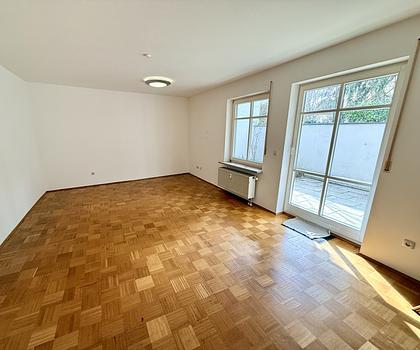 Hain: Ruhige 2 Zimmerwohnung mit Terrasse und Tiefgararge