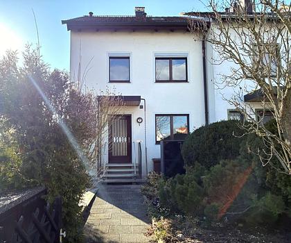 HEGERICH: Wohnen mit Gartenidylle - Reihenendhaus in Oberasbach