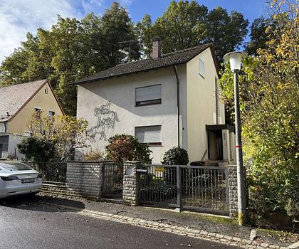 Geräumiges Einfamilienhaus im Dornröschenschlaf sucht neuen Besitzer – Ruhige Lage in Roßtal