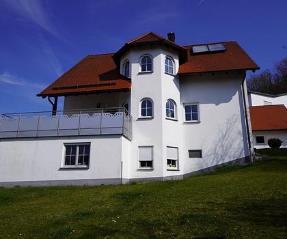 Geräumiges Einfamilienhaus in Hanglage mit Balkon und ausgebautem Spitzboden in Weißenbrunn