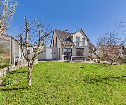Offene Besichtigung am Sonntag, den 26.04.2026
Hier fühlt sich die Familie wohl, neuwertiges Anwesen mit herrlichem Garten