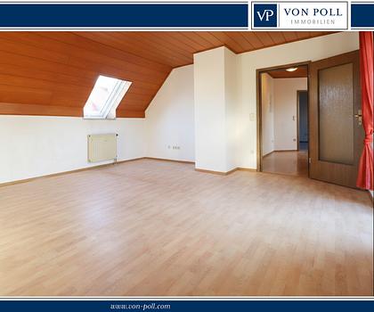 Helle Dachwohnung mit Tageslichtbad und Einbauküche