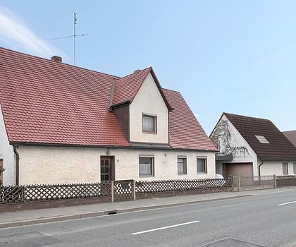 Stark sanierungsbedürftiges Wohnhaus mit Nebengebäude in Forchheim/Kersbach