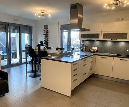Moderne 2- Zimmer- Komfort- Wohnung mit Terrasse
und Tiefgaragen- Stellplatz