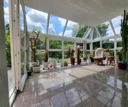 Modernisierte Doppelhaushälfte
mit Wintergarten und Galerie sowie 2 Garagen
