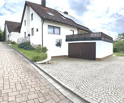 Charmantes Einfamilienhaus mit Doppelgarage, PV-Anlage & Weitsicht in Toplage Pottenstein.