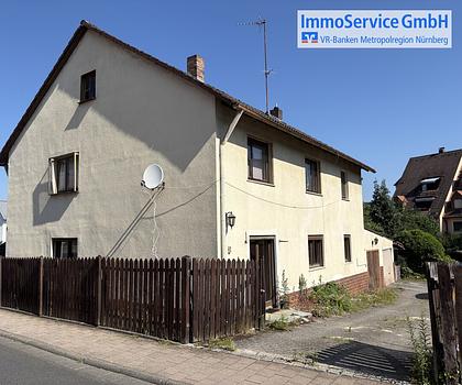 Sanierungsbedürfte 2-Zimmer-Wohnung mit ca. 85 m², Garage und Garten in zentraler Lage