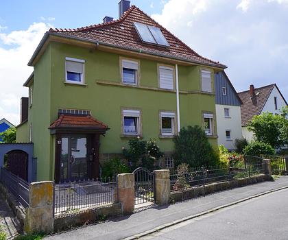 Gepflegtes 1-2-Familien-Haus mit großem Garten in Michelau